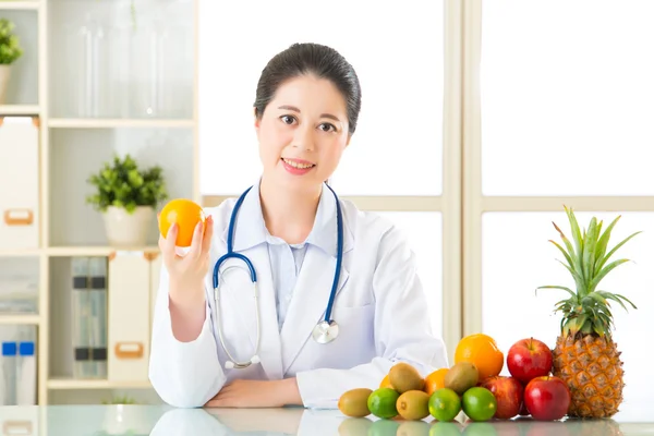 Médecin nutritionniste aux fruits — Photo