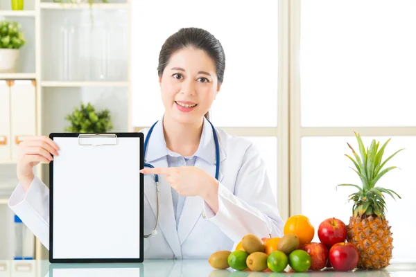 Doktor beslenme meyveleri ve holding boş Pano — Stok fotoğraf