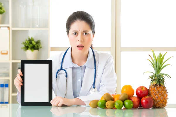 Doktor beslenme meyve ve dijital tablet holding ile düştü — Stok fotoğraf