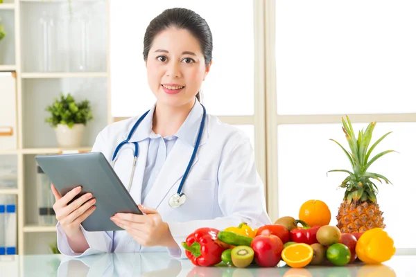 Dokter voedingsdeskundige digitale tablet met fruit en vegetab — Stockfoto