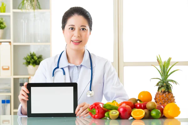 Doktor beslenme sebze ve meyve boş basamak holding — Stok fotoğraf