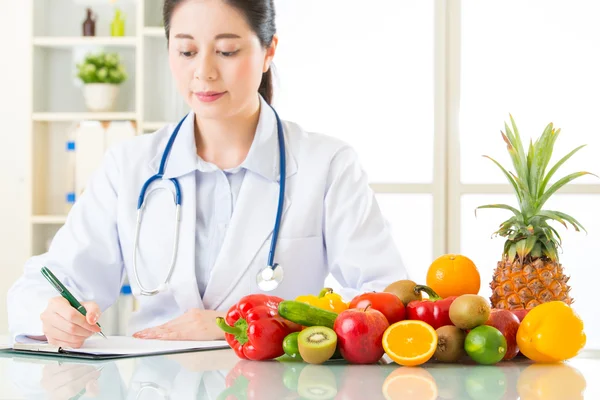 Médecin nutritionniste aux fruits et légumes — Photo