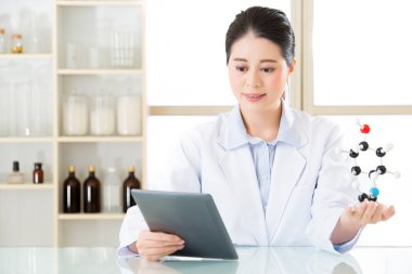 Asyalı kadın kimyacı kullanım notepad araştırma uygun gelecekteki gelir