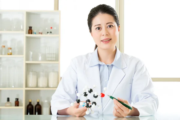 Asiatiska kvinnliga forskare lärare punkt på molekylär modellerar förklara — Stockfoto