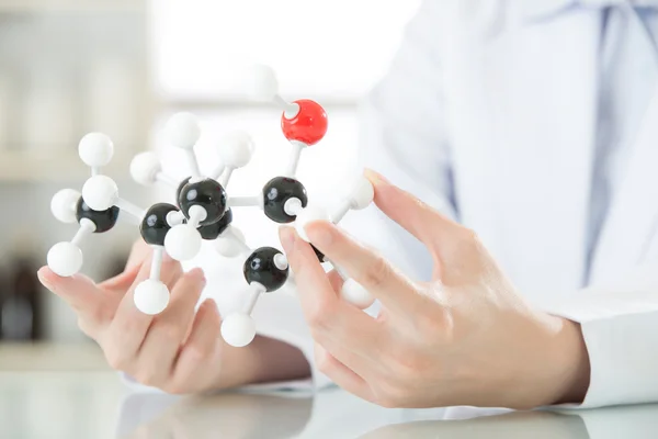 Aziatische vrouwelijke wetenschapper leraar punt op moleculair model uitleggen — Stockfoto