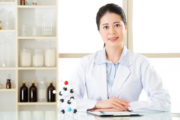 Felice asiatica scienziata femminile con le braccia incrociate in laboratorio — Foto Stock