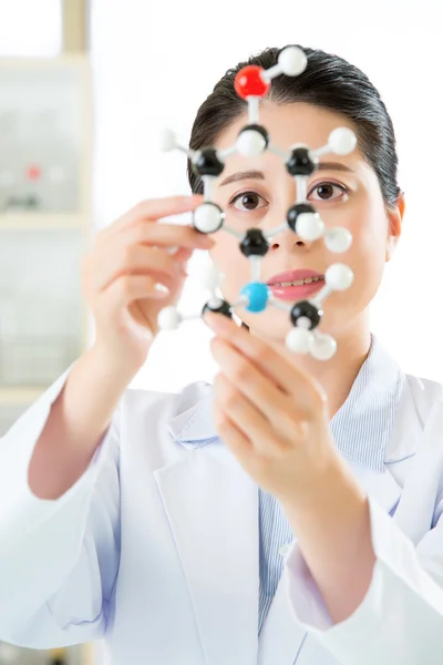 Ásia mulher cientista pesquisa para humano longevidade segredo — Fotografia de Stock