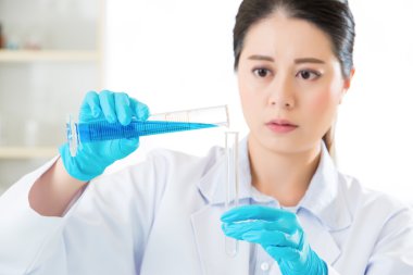 Asyalı kadın bilim araştırmacısı gözlem gösterge rengi shif