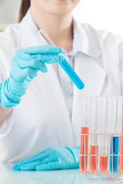 hayat bilgisi laboratoryt pipetting Asya kadın bilim adamı