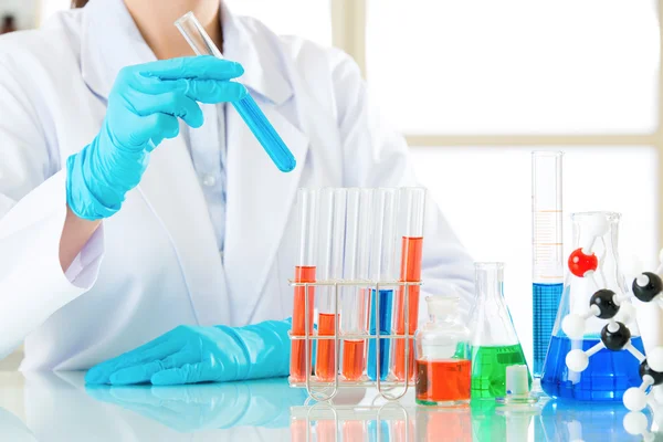 Cientista asiática pesquisadores de química observando indicador — Fotografia de Stock