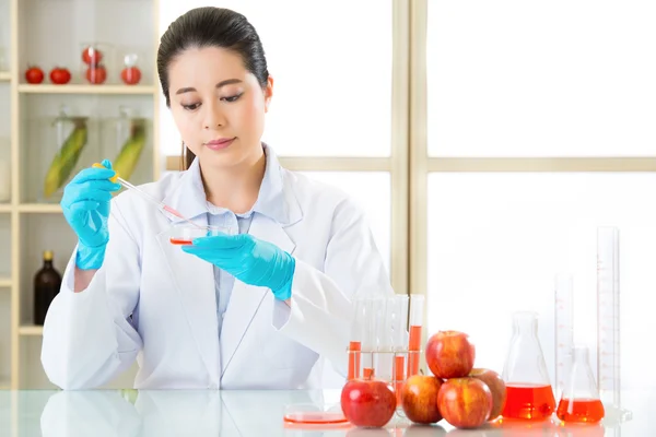 Asiatico femmina scienziato esame per genetica modifica cibo — Foto Stock