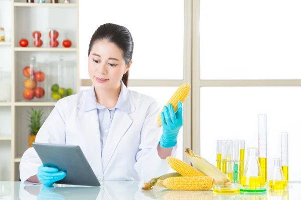 Digitales Tablet ist sehr wichtiges Werkzeug für gmo Nahrungsmittelforschung — Stockfoto