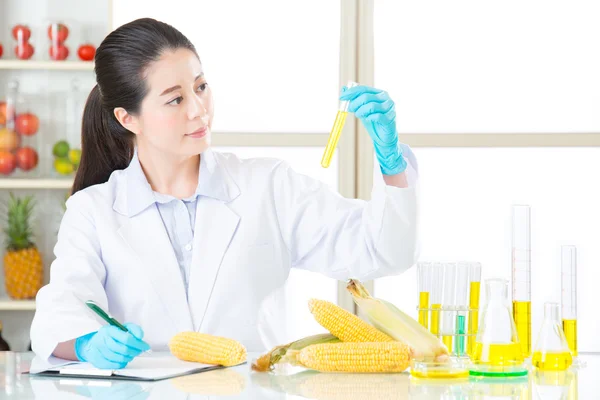 Examinar o resultado do teste de modificação genética de alimentos é importante — Fotografia de Stock