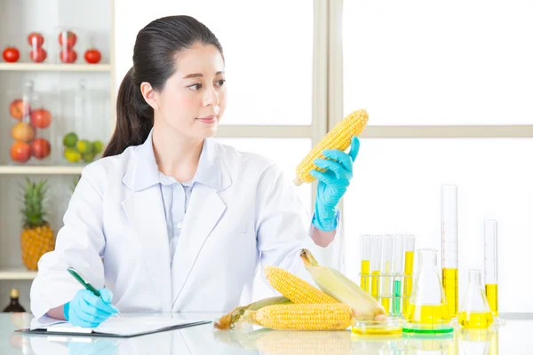 Cientista olhando o tubo e gravar mudança de ciência — Fotografia de Stock