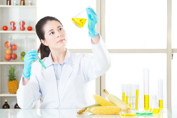 Aziatische vrouwelijke wetenschapper drop de remedie voor genetische modificatie — Stockfoto