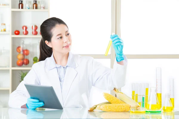 Op zoek naar lab buis en vind het antwoord voor genetische modificatie — Stockfoto