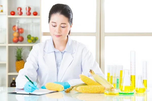 Asiatische Wissenschaftlerin Aufzeichnung ihrer Daten ist wichtig — Stockfoto