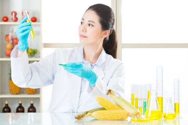 Ázsiai női tudós gmo kukorica emberi egészségügyi vizsgálat — Stock Fotó