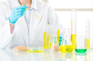 Asyalı kadın bilim adamı bırak genetik değişiklik araştırma yapmak için