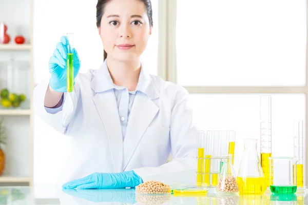 Asiatische Wissenschaftlerin arbeitet an Pflanzenbiologie — Stockfoto