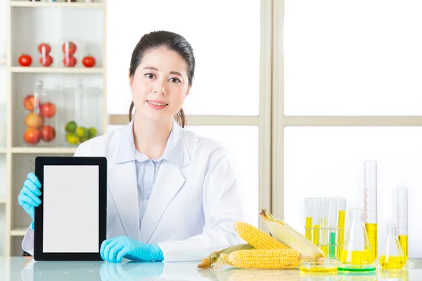 Utilizzare tablet digitale per trovare le informazioni di cibo OGM — Foto Stock