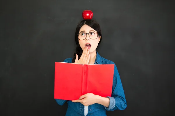 Asiatico università studente è molto sorpreso per trovare il risposta — Foto Stock