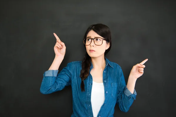 Estudiante universitario tomando decisiones para el futuro trabajo — Foto de Stock