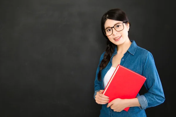 Asiatico studente portare un libro in piedi di fronte di lavagna — Foto Stock