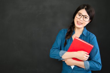 Öğrenci holding ders kitabı dersten önce blackboard, gülümseyen 