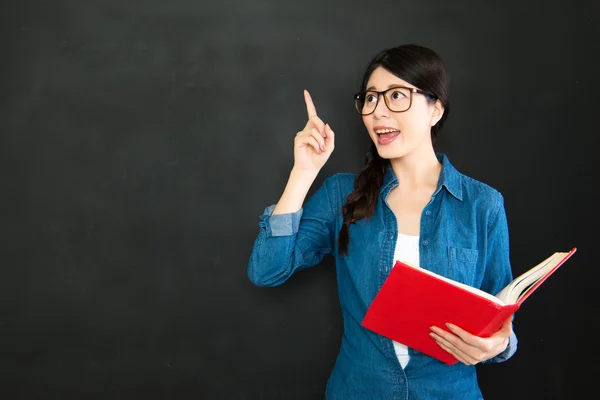 Donna che pensa e ha avuto l'idea di creatività per il lavoro di assegnazione — Foto Stock