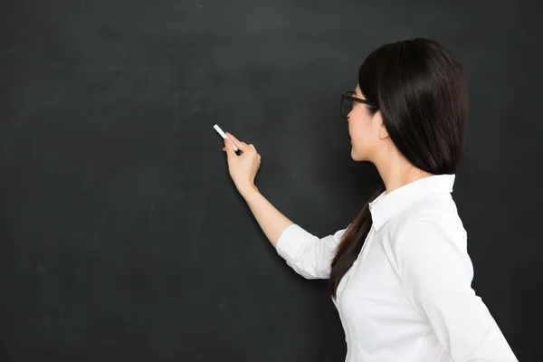 Хороший азіатський вчитель пише на дошці з крейдою — стокове фото