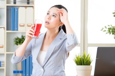 ofiste sıcak düşünüyorsanız, taze karpuz suyu deneyebilirsiniz