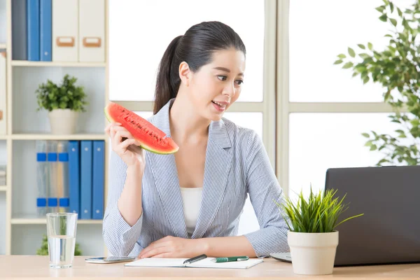 Asiatische Geschäftsfrau fühlt sich großartig, es im Sommer geschafft zu haben — Stockfoto