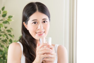 musluk suyu arsenik, kurşun ve ilaç ilaçlar ile basmış