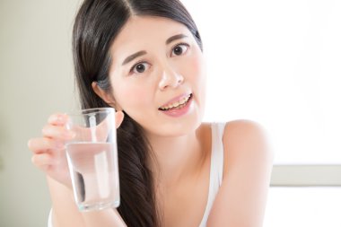 musluk suyu arsenik, kurşun ve ilaç ilaçlar ile basmış