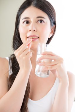 beslenme vitamin takviyesi için yemek güzel Asyalı kadınlar 