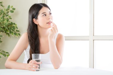 Vitamin hapı sağlık yemek güzel Asyalı kadınlar