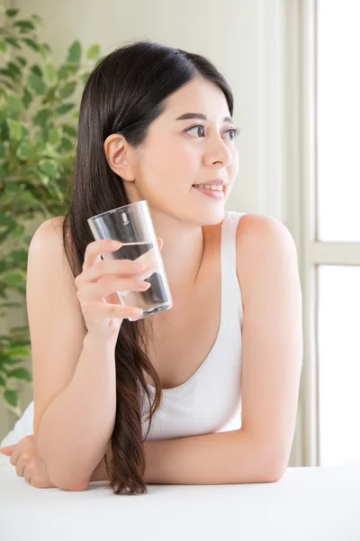Beber agua adecuada es importante para la mayoría de su entrenamiento — Foto de Stock