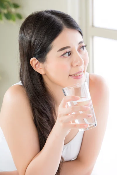 La dieta más fácil es beber agua. Sólo una d saludable muy sensible — Foto de Stock