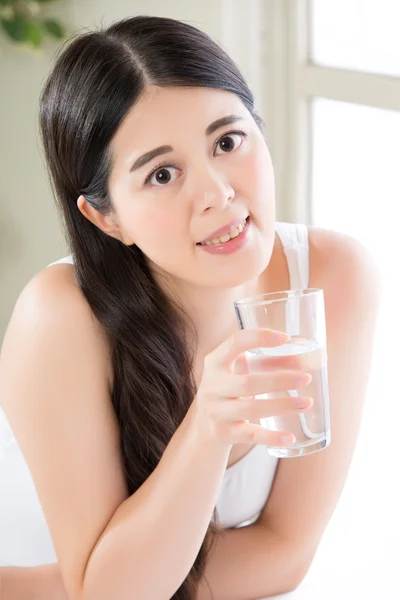 Mantener una dieta saludable es importante para mantener la vida limpia del agua — Foto de Stock