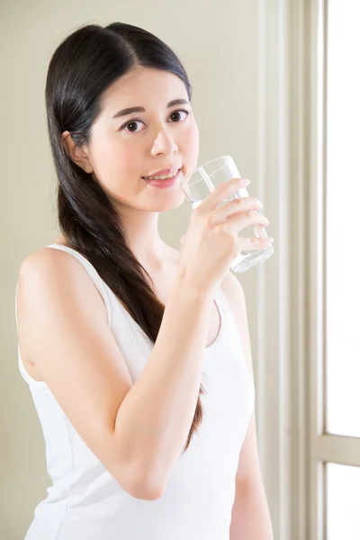 Mujer feliz con vaso de agua — Foto de Stock