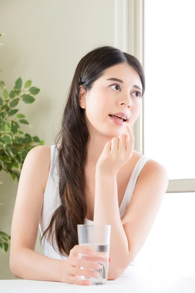 Bela asiática mulheres comer vitamina pílula para cuidados de saúde — Fotografia de Stock