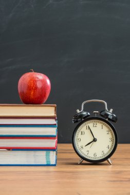 Kırmızı elma ve çalar saat geri okula için okul masasında