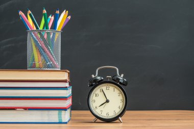 okula zamanında geri yüklemelisiniz ve ders kitabı getirmeyi unutma