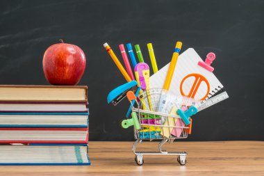 elma öğle yemeği için geri okul eğitimi için alışveriş yardımcı olacaktır