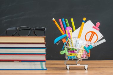 geri okul malzemeleri ile çalışmada gla için alışveriş sepeti dolu