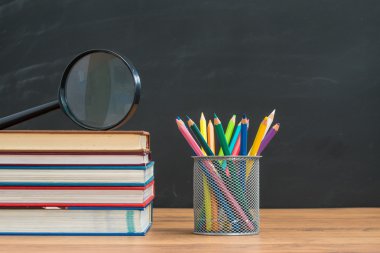 Büyüteç camı sanat sınıf suluboya çizimi için getirmek