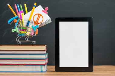 Okul yığını için okula geri dijital Tablet ile malzemeleri