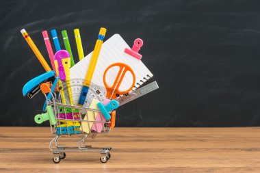 Okul eğitim malzemeleri ve okul için alışveriş