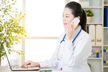 Doktor hastanın durumunu akıllı telefon ve bilgisayarla açıklıyor